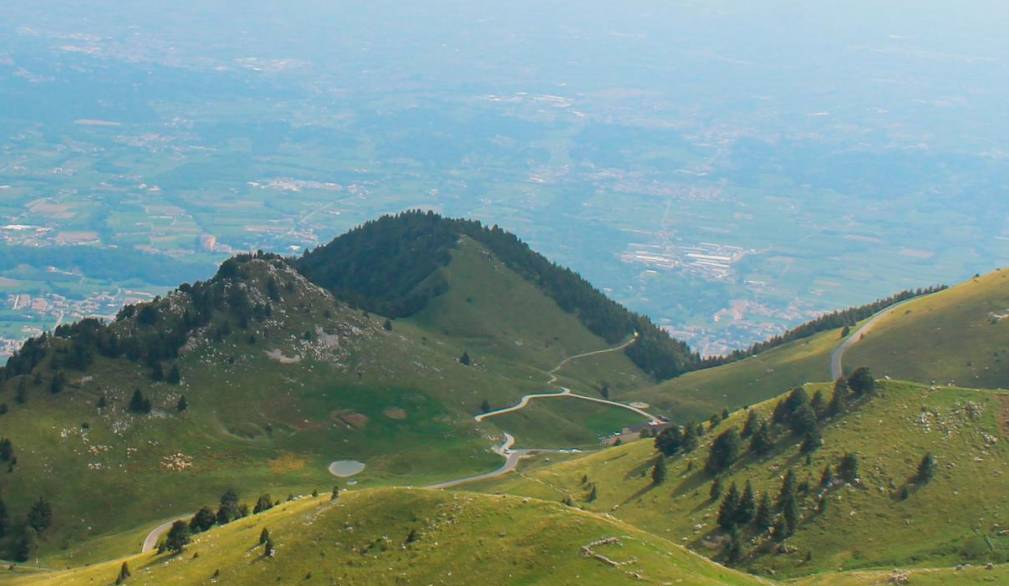 Monte Grappa: estate piena di turisti ma con qualche polemica