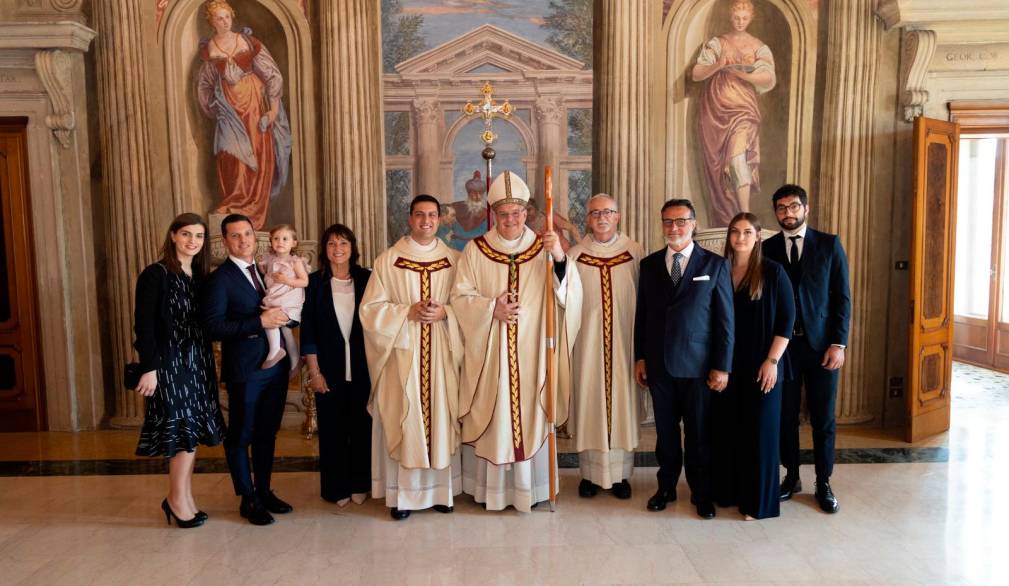 Don Luca, dopo l’ordinazione, insieme alla sua famiglia, al vescovo e al rettore del seminario (foto Michele Barichello)