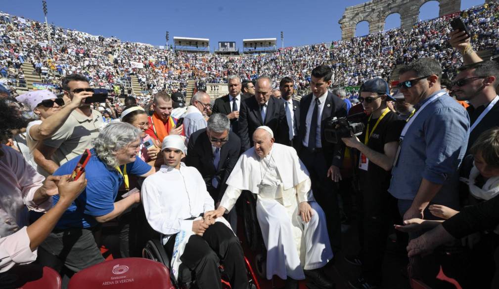 All’Arena di Verona il popolo della pace si scopre vivo e variegato, attorno a papa Francesco