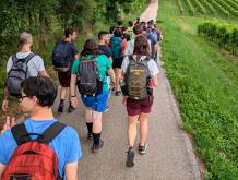 Giovani in cammino sul Montello in compagnia della Parola