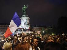Elettori festeggiano a Parigi dopo il secondo turno di domenica