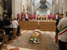 Vari momenti della celebrazione funebre del vescovo Gianfranco Agostino Gardin