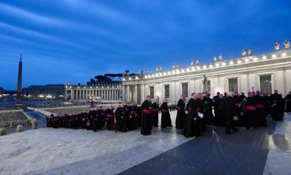 I vescovi italiani mentre entrano a San Pietro, lunedì scorso, in occasione della preghiera per la pace, che ha concluso la prima giornata dell’assemblea generale della Cei