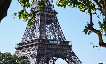 I cinque cerchi delle Olimpiadi sulla torre Eiffel