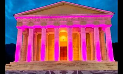 Il tempio del Canova a Possagno illuminato di rosa per il passaggio del Giro d’Italia