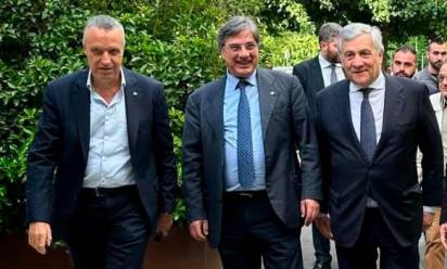 Giampiero Avruscio (al centro) con Flavio Tosi (a sinistra) e Antonio Tajani