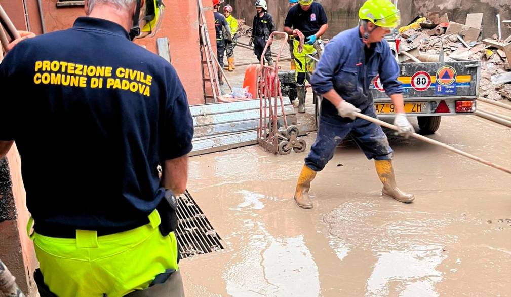 Il lavoro dei volontari trevigiani della Protezione civile a Bologna