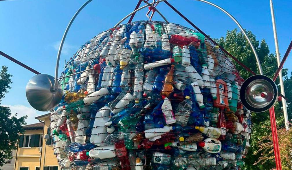 La Terra e i rifiuti: a San Biagio di Callalta esposta un’originale installazione