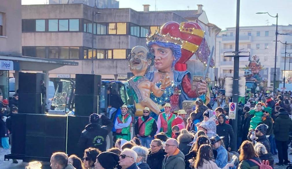 Carnevale: migliaia di persone alle sfilate dei carri