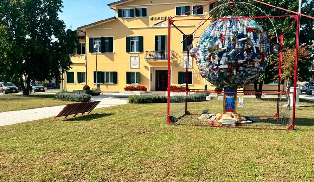 La Terra e i rifiuti: a San Biagio di Callalta esposta un’originale installazione