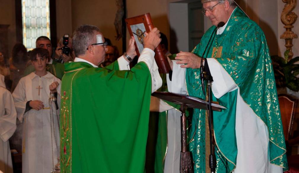 Numerosi fedeli accolgono don Federico a Maserada