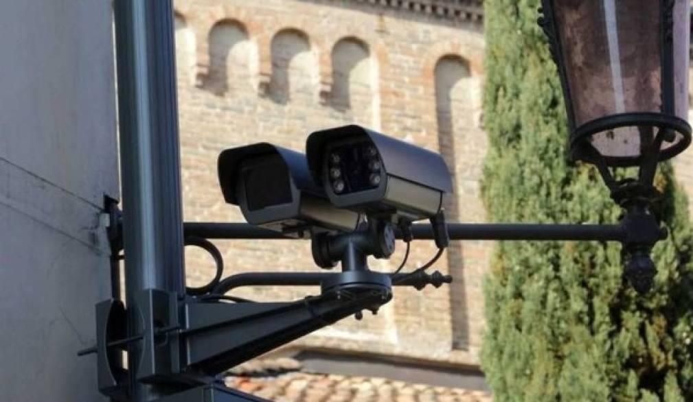 Nella foto una telecamera di controllo della ztl a San Francesco