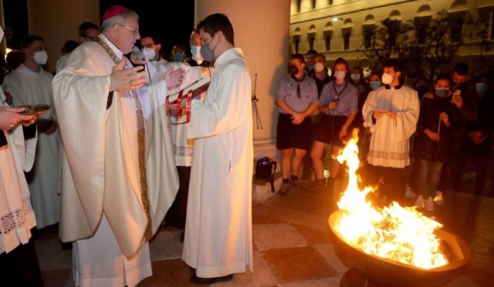 Veglia pasquale in Cattedrale con il vescovo Michele