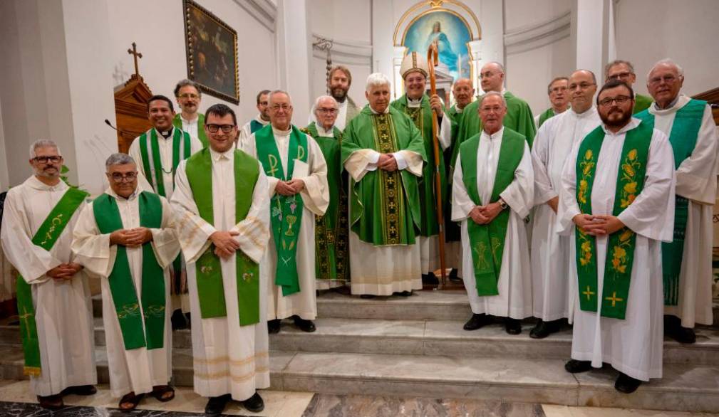 don Ireneo Cendron (al centro, vicino al vescovo Michele) con i sacerdoti concelebranti (foto Pietro Lucchetta)