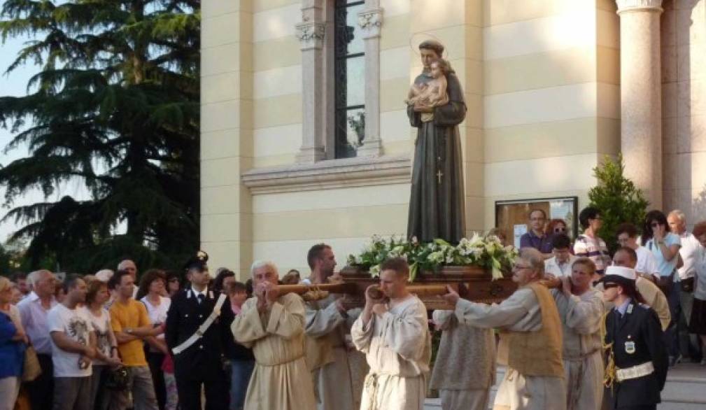 Folla di pellegrini e campane: a Camposampiero e Padova è sant'Antonio