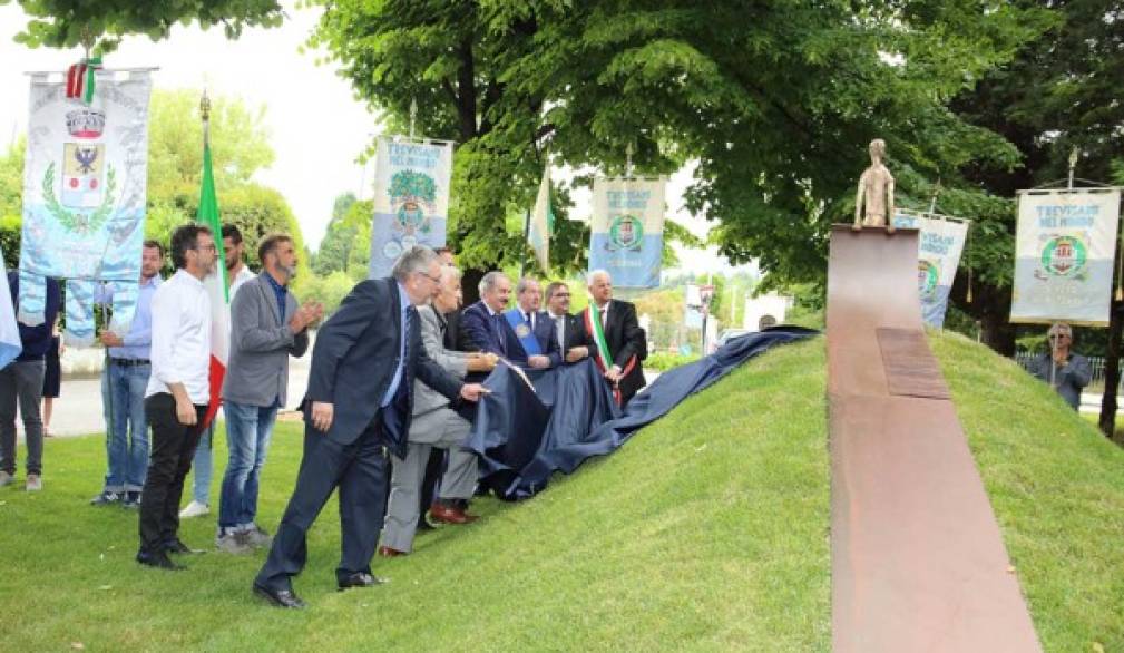 Inaugurato a Paderno del Grappa il Monumento all'Emigrante