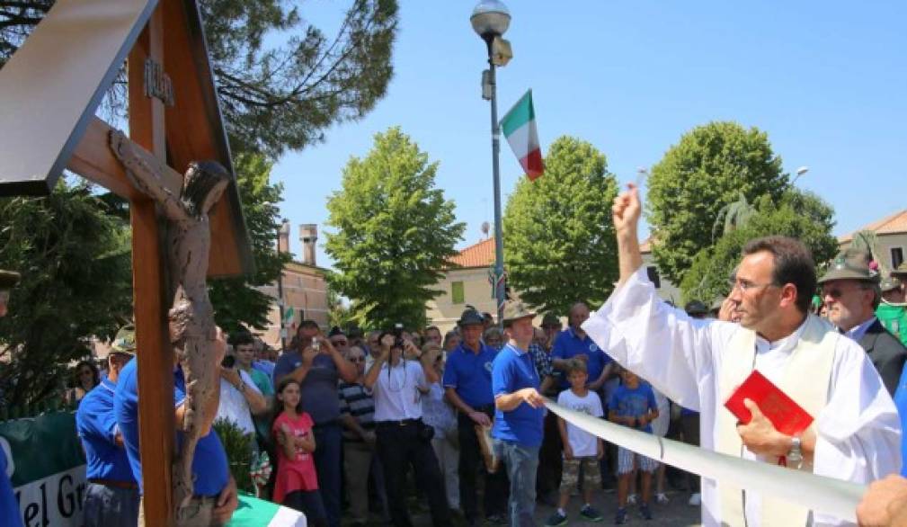 Lovadina: gli alpini regalano un crocifisso fatto con le scaglie delle bombe