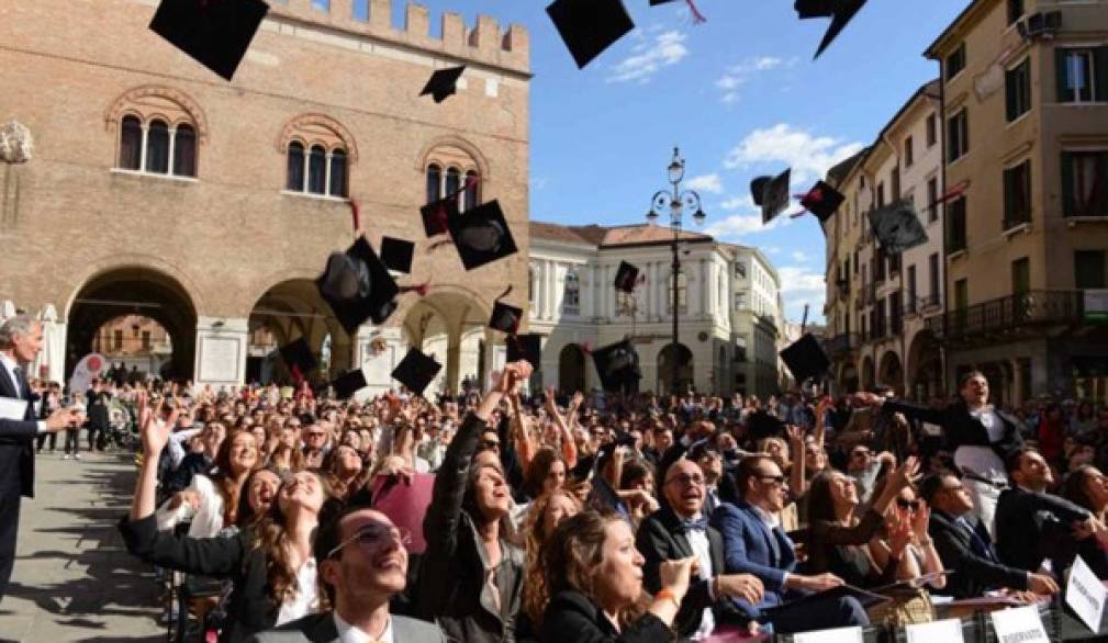 Piazza dei Signori incorona 42 nuovi laureati