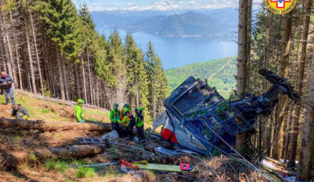 Stresa piange le vittime della funivia. Tragedia nazionale, indagini in corso