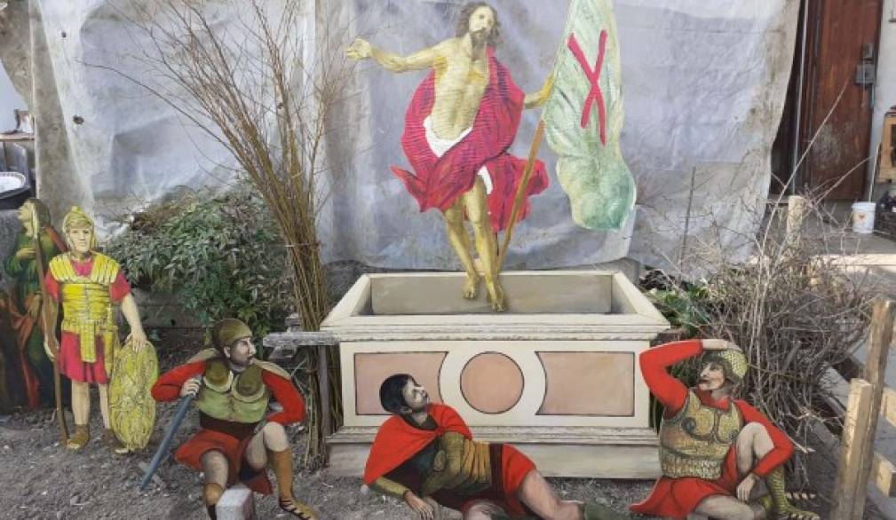 Tre episodi della Via crucis nel giardino di casa a Biancade: l'opera di Claudio Baldo