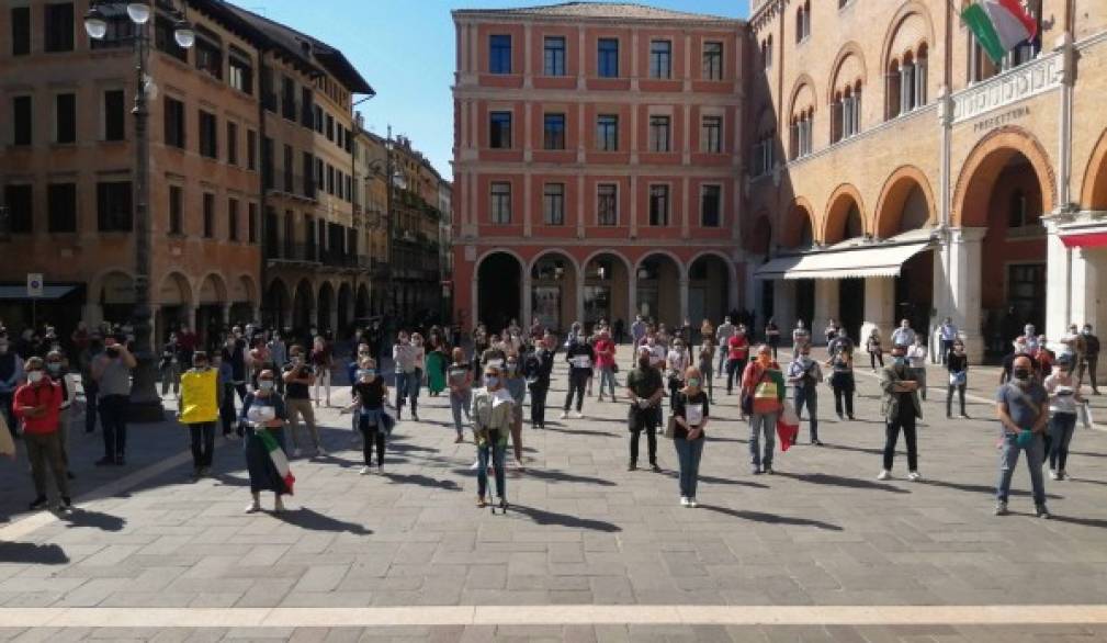 Treviso, commercianti in piazza. Dal Comune un aiuto alle imprese