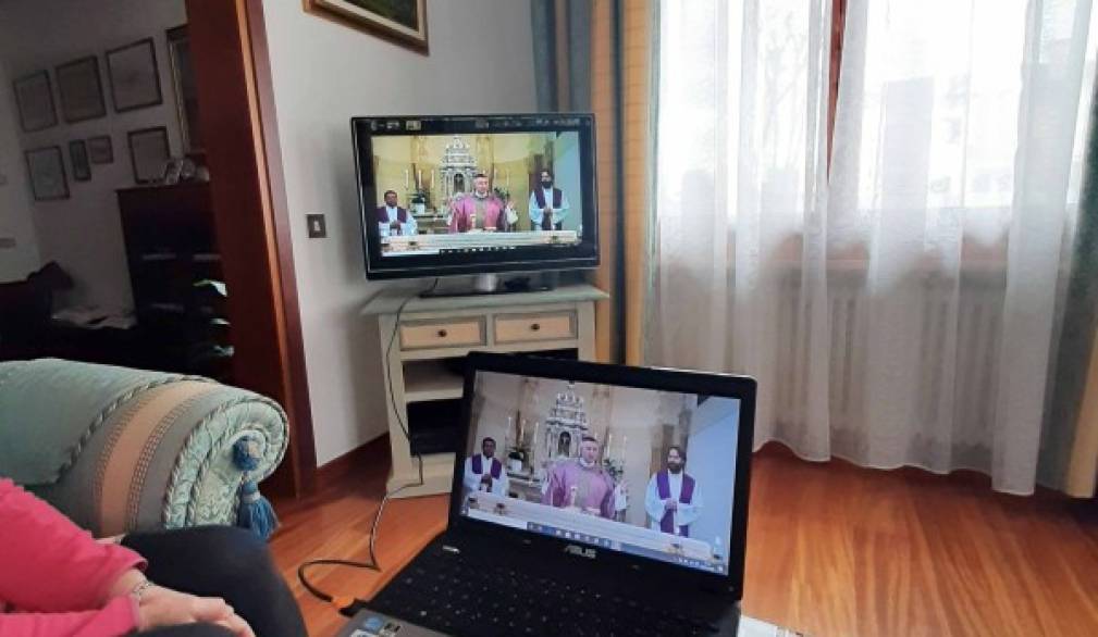 A Paese arrivano le voci dei missionari e quella del parroco in streaming