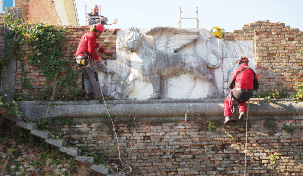 Ripulite le mura di Treviso e il leone cinquecentesco