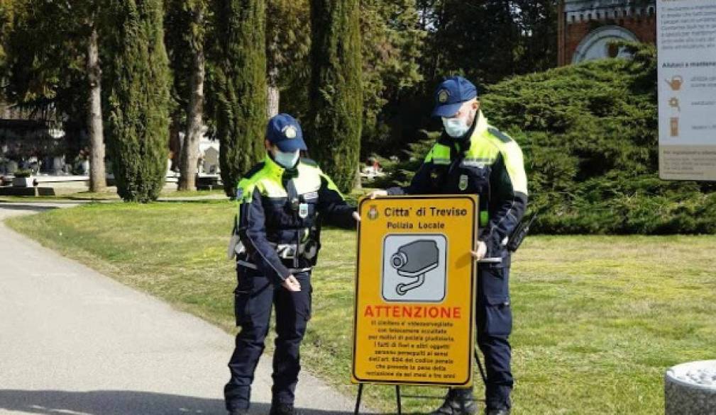 Treviso, furti di fiori nei cimiteri: la Polizia locale annuncia controlli