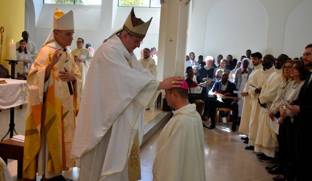 Il vescovo Tomasi impone le mani invocando lo spirito santo su padre Davide