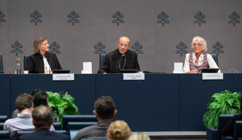 La presentazione lo scorso 24 ottobre. Da sinistra: sorella Antonella Fraccaro, mons. Bruno Forte e Cristiane Murray, vicedirettrice della sala stampa