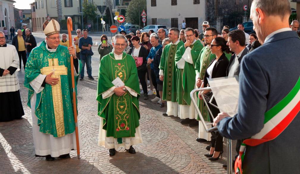 Numerosi fedeli accolgono don Federico a Maserada