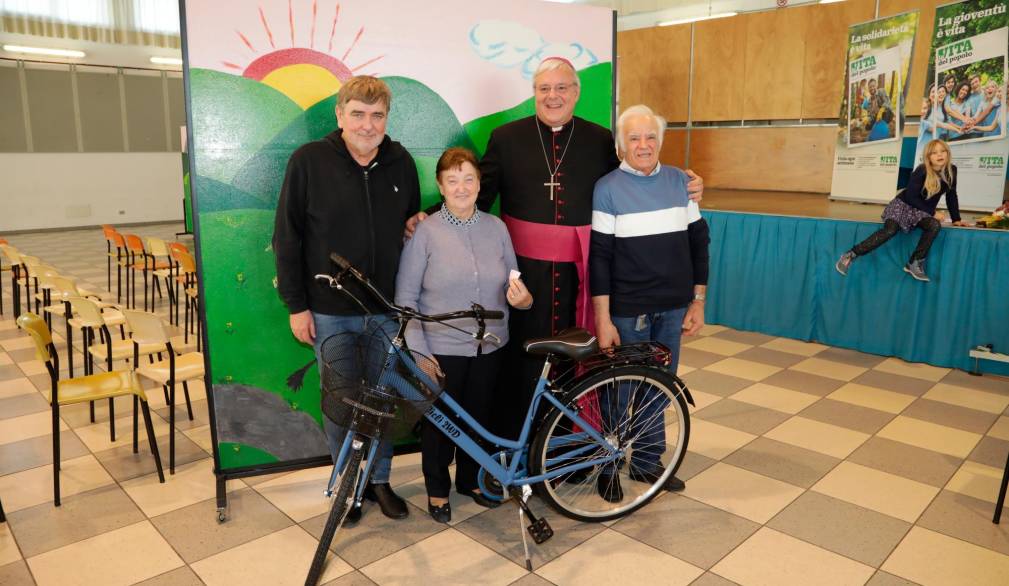 La consegna della tradizionale bicicletta, vinta da Adalgisa Pegoraro, di Scaltenigo