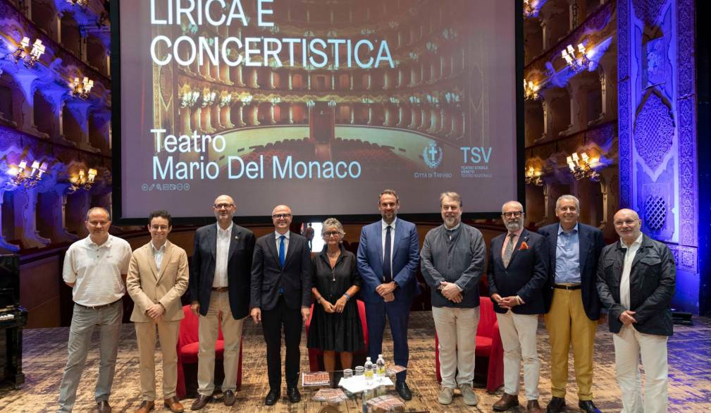 Al centro l’assessora alla Cultura di Treviso Maria Teresa De Gregorio, con il sindaco Mario Conte e il direttore artistico del teatro comunale, Stefano Canazza. Insieme a loro, alcuni protagonisti della stagione lirico-concertistica e il basso Roberto Scandiuzzi