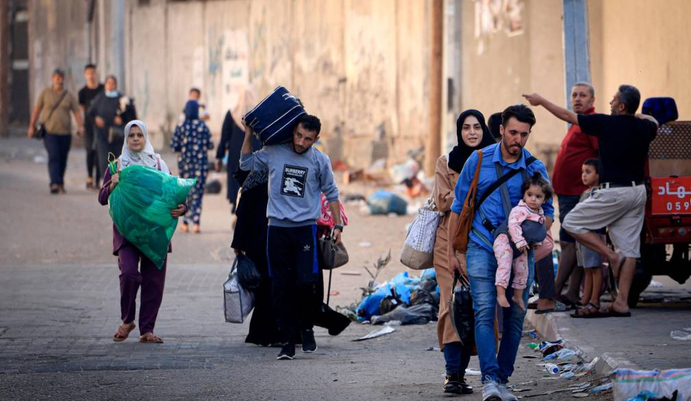 Palestinesi in fuga da Gaza - Foto Ansa/Sir