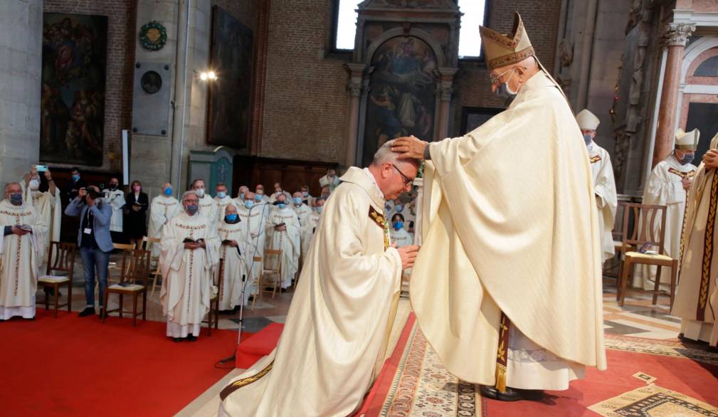 ordinazione episcopale di mons. Cevolotto. mons. magnani impone le mani