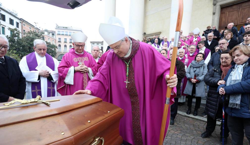 Funerale di mons. Lucio Bonora: “Sacerdote radicato nell’incontro con Cristo”