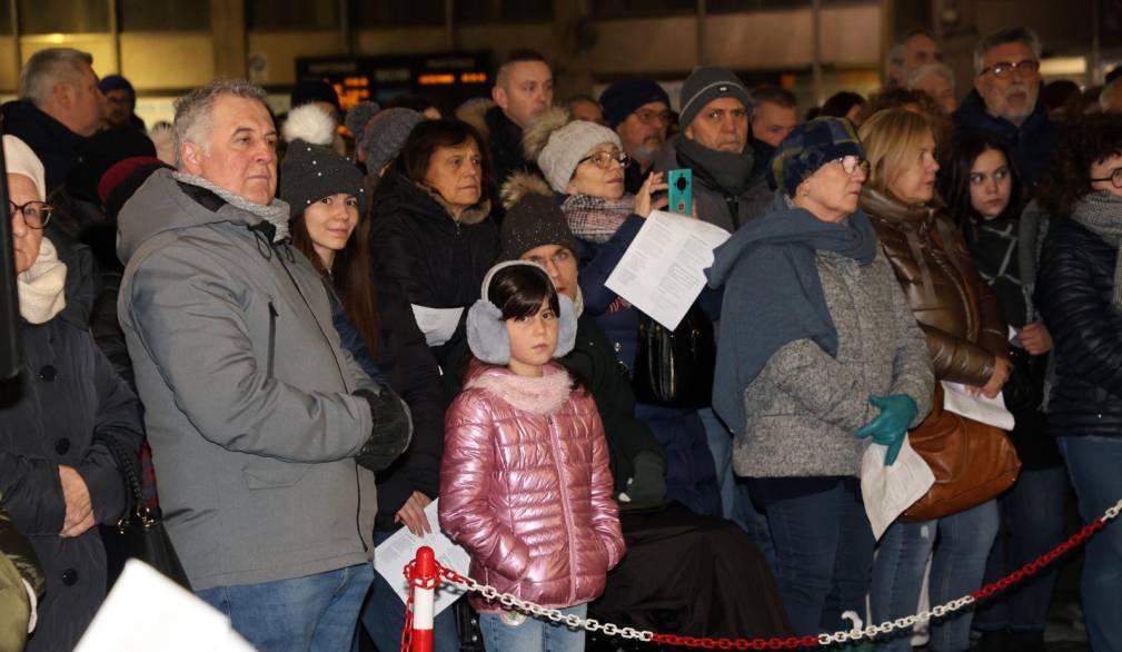 Messa del vescovo all’autostazione: “Apprendiamo da Maria la cura”