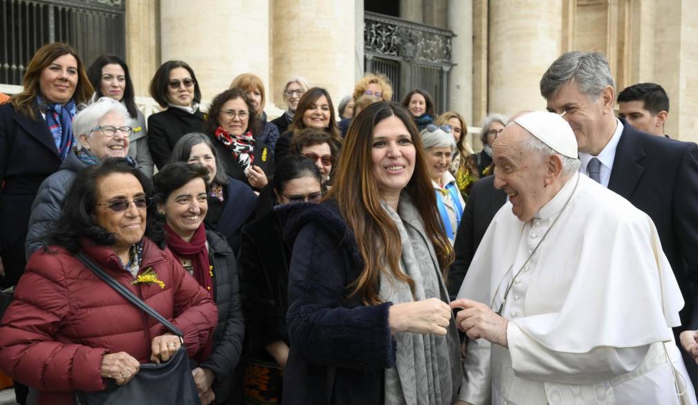 Papa Francesco con un gruppo di donne