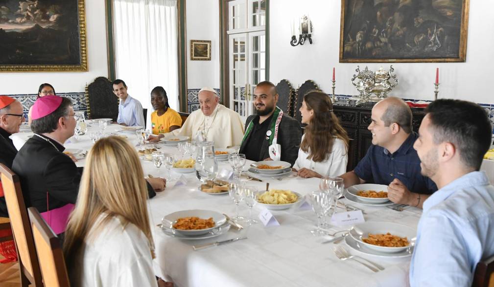 Il Papa a pranzo con dieci giovani: “Siete tutti preziosi agli occhi di Dio”