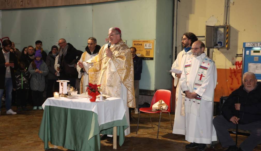 Il vescovo Michele e i sacerdoti concelebranti: da sinistra don Stefano Moino, don Matteo Volpato, don Bruno Baratto