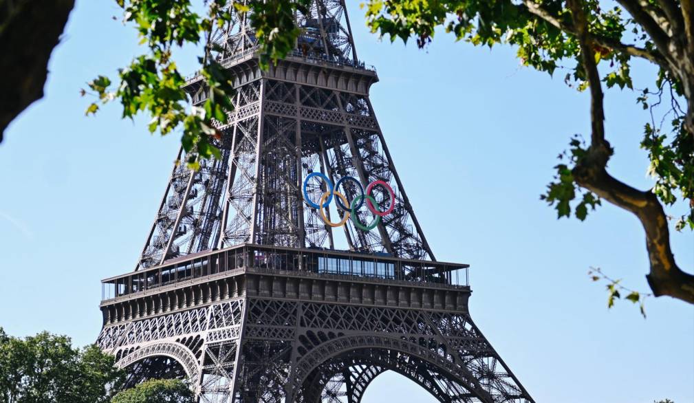 I cinque cerchi delle Olimpiadi sulla torre Eiffel