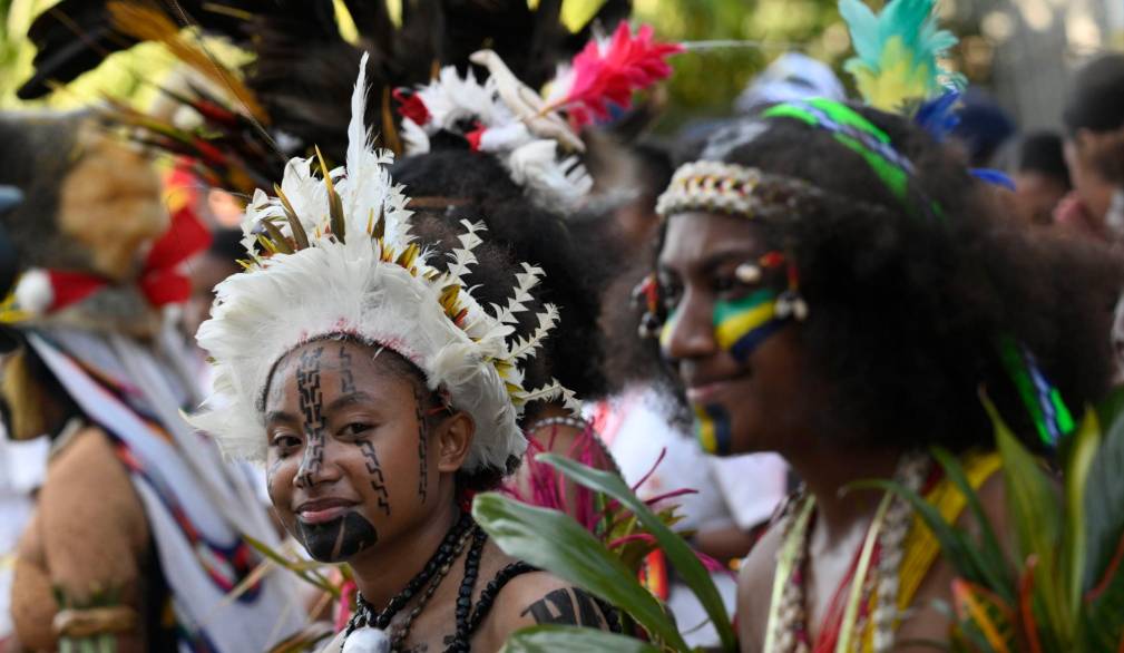 Nelle immagini: incontro tra papa Francesco e la popolazione indigena locale, in Papua Nuova Guinea, il Paese dell’Oceania che è geograficamente “cerniera” con il continente asiatico. Messa a Dili (Timor-Leste). Foto Sir-Vatican Media