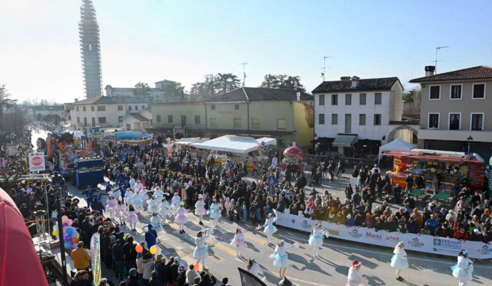 Carnevale: migliaia di persone alle sfilate dei carri