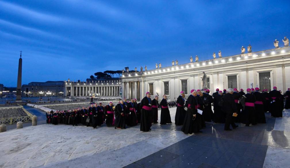 I vescovi italiani mentre entrano a San Pietro, lunedì scorso, in occasione della preghiera per la pace, che ha concluso la prima giornata dell’assemblea generale della Cei