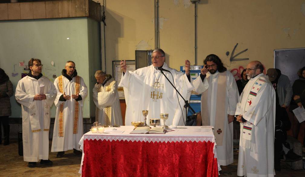 Messa del vescovo all’autostazione: “Apprendiamo da Maria la cura”