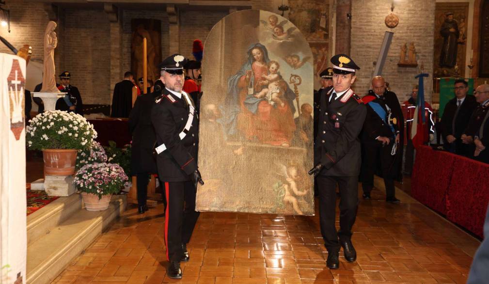 I Carabinieri celebrano la patrona, Virgo Fidelis, con la restituzione della pala di San Zenone