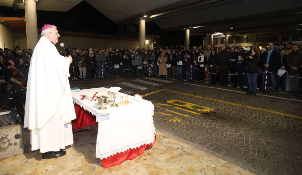 Messa del vescovo all’autostazione: “Apprendiamo da Maria la cura”