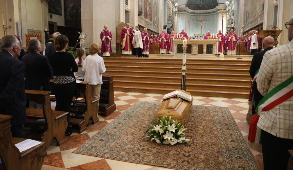 Vari momenti della celebrazione funebre del vescovo Gianfranco Agostino Gardin