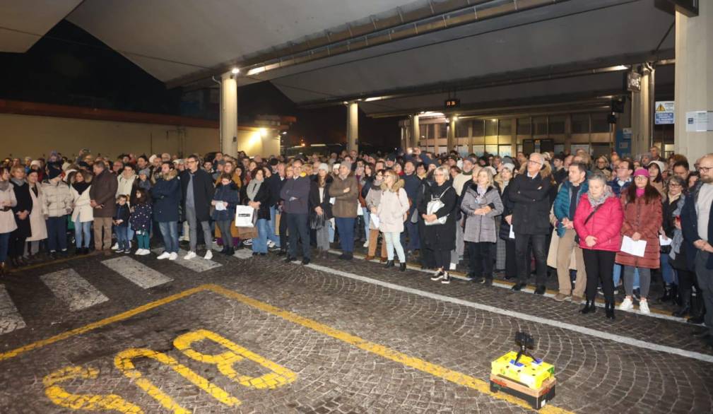 Messa alla stazione degli autobus: “Non ci sono più limiti e barriere in questa notte”