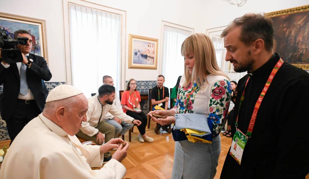 L’incontro del Papa con la delegazione di giovani ucraini (foto Vatican Media/Sir)